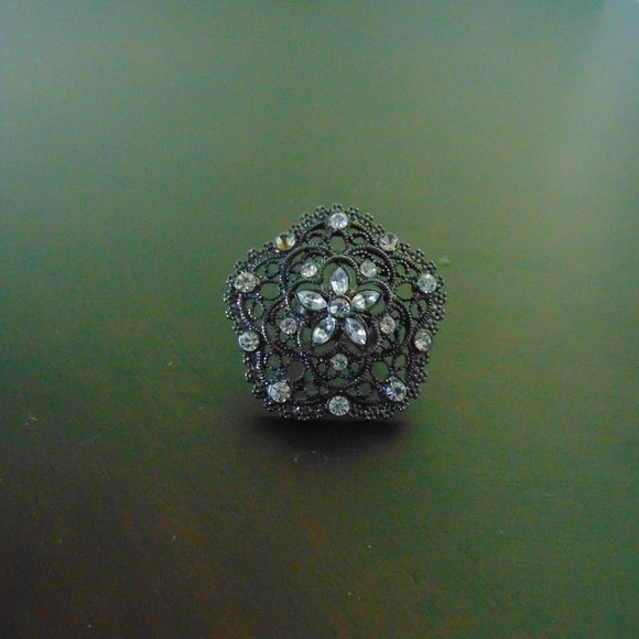 Costume Jewelry- flower ring - Picture 2 of 11